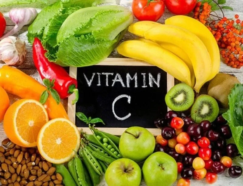 Một bát salad đầy màu sắc với rau xanh, trái cây và các loại hạt, đây là nguồn cung cấp vitamin C dồi dào và các dưỡng chất cần thiết để phục hồi sau khi đá bóng xong cần làm gì