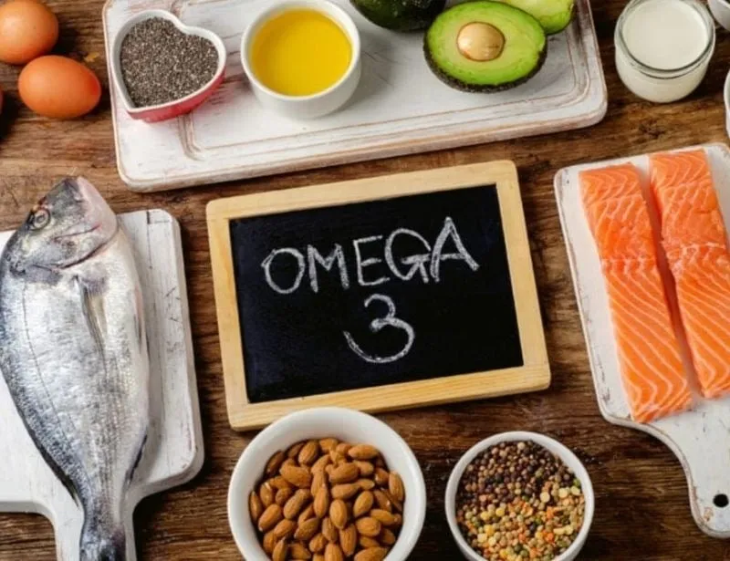 Các loại cá giàu omega-3 như cá hồi và cá ngừ, được trưng bày cùng với các loại hạt và quả óc chó, là nguồn dinh dưỡng tuyệt vời để kiểm soát sưng viêm và phục hồi cơ thể sau khi đá bóng xong cần làm gì