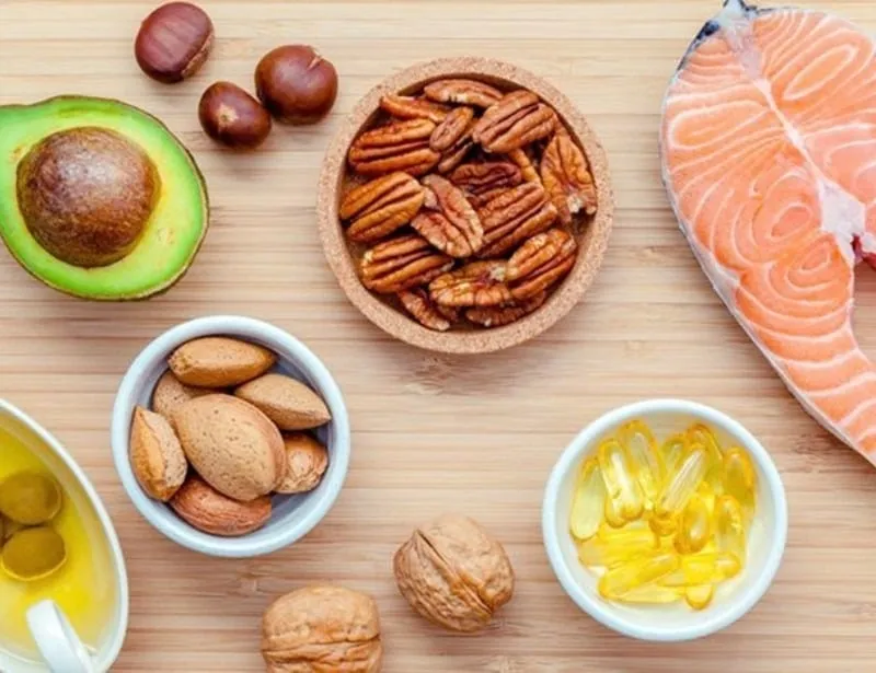 Một đĩa hàu tươi ngon, biểu tượng cho nguồn thực phẩm giàu kẽm, rất hữu ích cho việc chữa lành mô và tăng cường sức khỏe tổng thể sau khi đá bóng xong cần làm gì