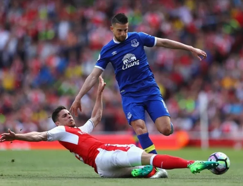 Trọng tài xử phạt lỗi bóng đá nghiêm trọng bằng thẻ đỏ