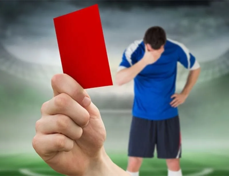 Thẻ đỏ trực tiếp đuổi cầu thủ khỏi sân vì lỗi nặng