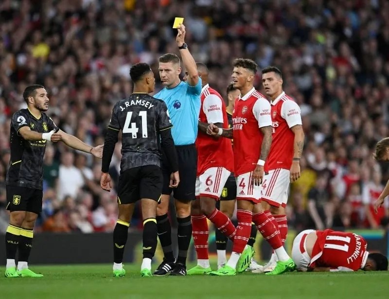 Thẻ vàng cảnh cáo cầu thủ vi phạm luật bóng đá