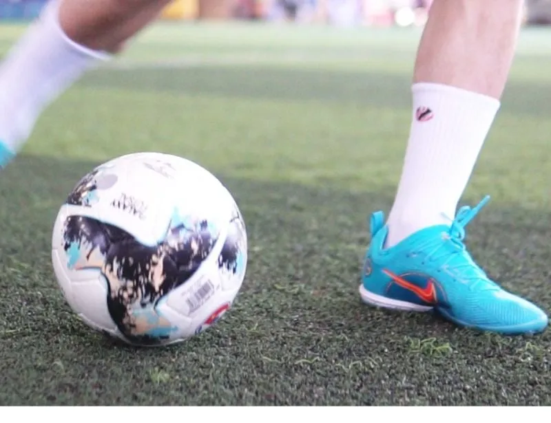 Bảo vệ giày đá bóng khỏi bào mòn bằng cách dán thêm lớp cao su