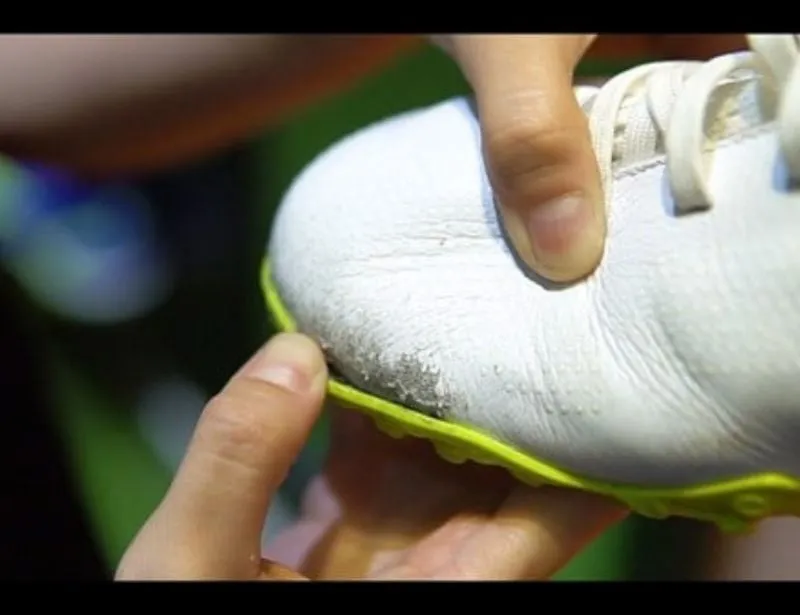 Cách khắc phục giày đá bóng bị hở keo đế bằng keo chuyên dụng