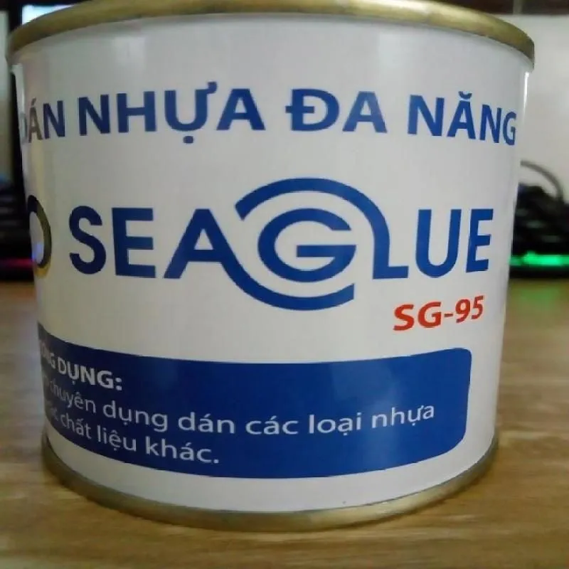 Dùng keo Seaglue-SG 95 dán giày đá bóng đa năng, chống nước tốt