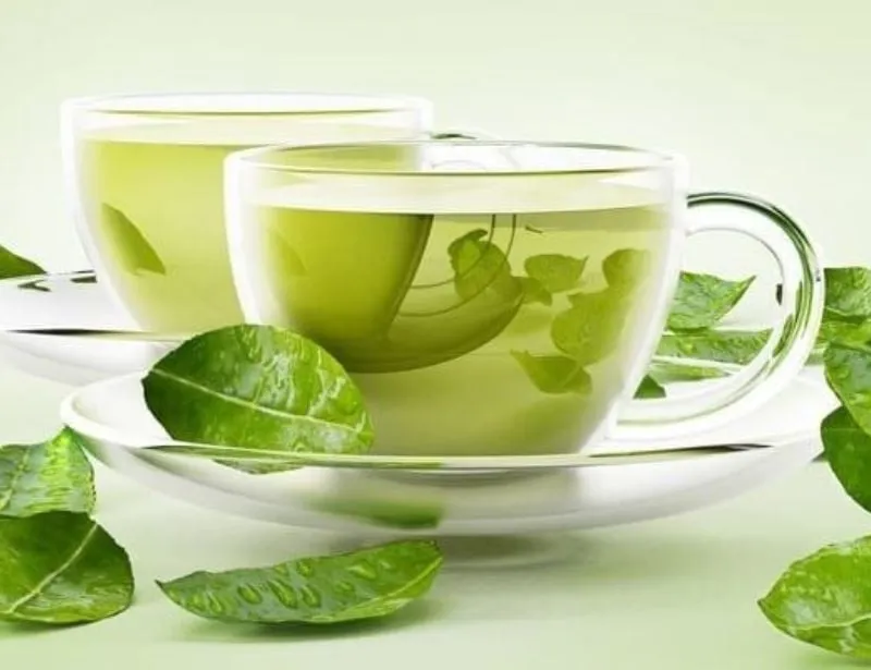 Một cầu thủ bóng đá uống trà xanh để hỗ trợ cơ bắp và chống oxy hóa, giúp phục hồi và tăng cường sự tỉnh táo khi đá bóng