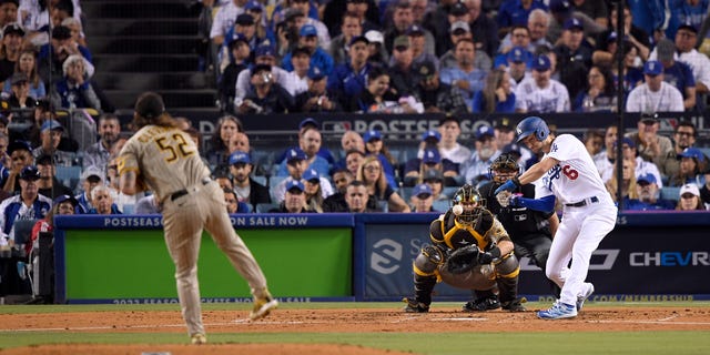 Cầu Thủ Bóng Đá Trong Tiếng Anh Là Gì: Từ Vựng Chuyên Sâu Về Vua Sân Cỏ