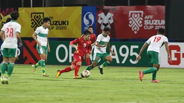 Các cầu thủ đang tranh bóng trên sân cỏ trong một trận đấu căng thẳng.