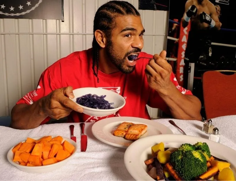 Chế độ dinh dưỡng quan trọng trước khi đá bóng để tăng cường thể lực và hiệu suất