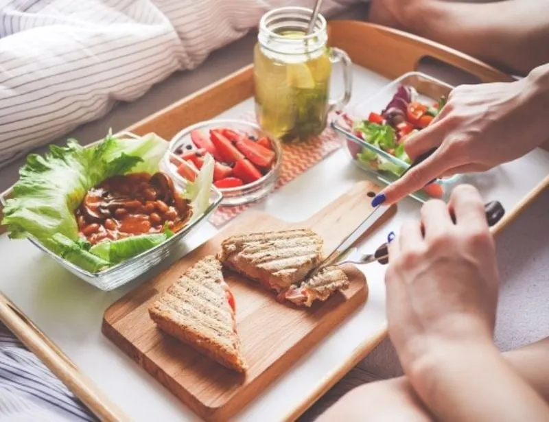 Những lưu ý quan trọng về chế độ ăn uống và thời điểm ăn trước khi đá bóng để tối ưu thể lực