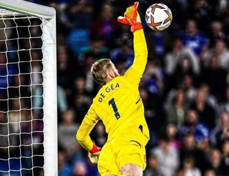 Đội bóng họp bàn chiến thuật, phân tích đối thủ trước giờ G