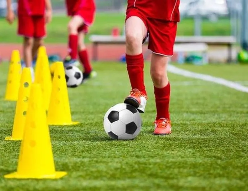 Cầu thủ tập luyện kỹ năng kiểm soát bóng và tăng cường thể lực đều đặn trước mỗi trận đấu đá bóng.