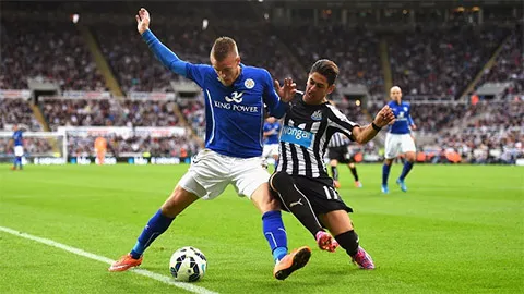 Cầu thủ bóng đá đang thực hiện cú sút mạnh mẽ trong trận đấu, tập trung vào kỹ thuật dứt điểm