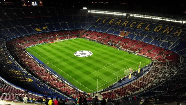 Sân vận động với khán giả cổ vũ, nơi các cầu thủ thực hiện những attempt quyết định kết quả trận đấu.