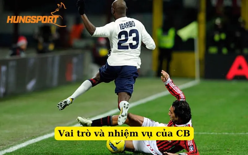 Một trung vệ đang thực hiện nhiệm vụ phòng ngự quan trọng, minh họa vai trò của CB trong bóng đá là gì.