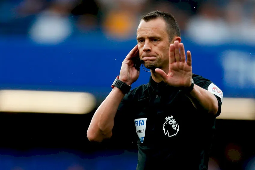 Trọng tài VAR đang xem lại một tình huống gây tranh cãi để đưa ra quyết định chính xác