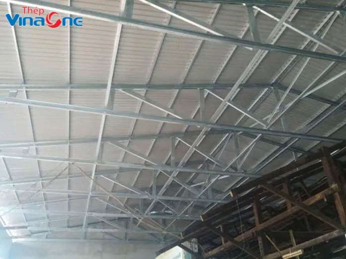 Khoảng cách tiêu chuẩn giữa các vì kèo mái tôn, nhấn mạnh tầm quan trọng của các thông số kỹ thuật, như dữ liệu phân tích kèo.