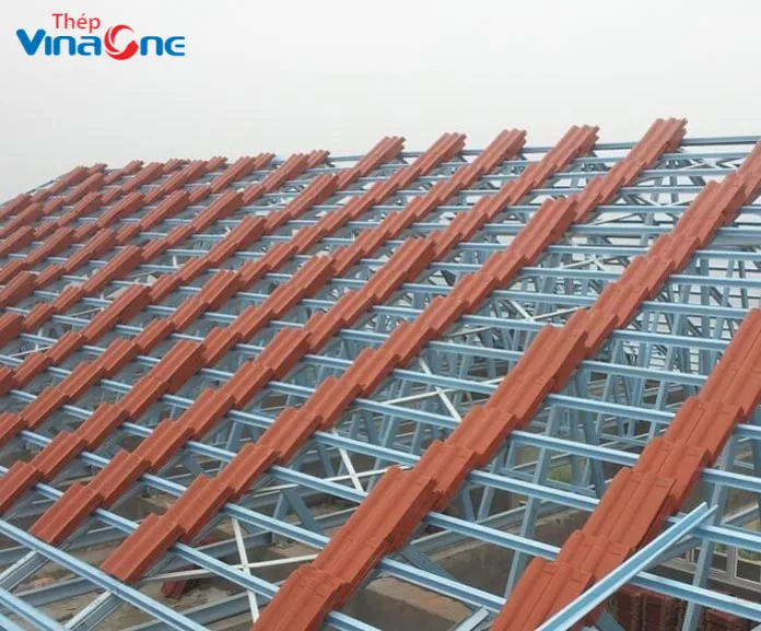 Hệ thống vì kèo mái ngói chắc chắn, đảm bảo an toàn cho công trình, phản ánh mục tiêu tìm kiếm kèo an toàn và tiềm năng thắng cao.