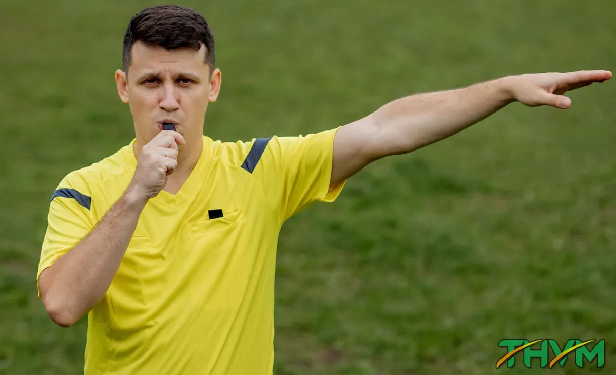 Trọng tài biên và công nghệ VAR xác định lỗi việt vị trong trận đấu