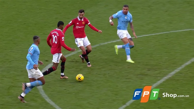 Hình phạt lỗi việt vị trong bóng đá