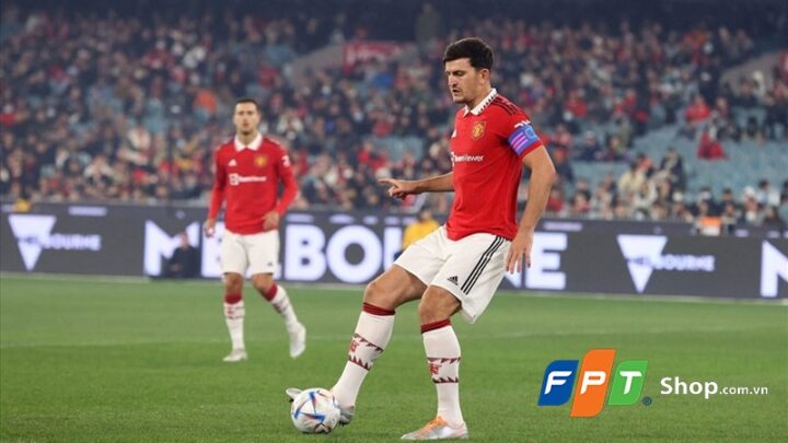 Trọng tài biên báo hiệu lỗi việt vị trên sân