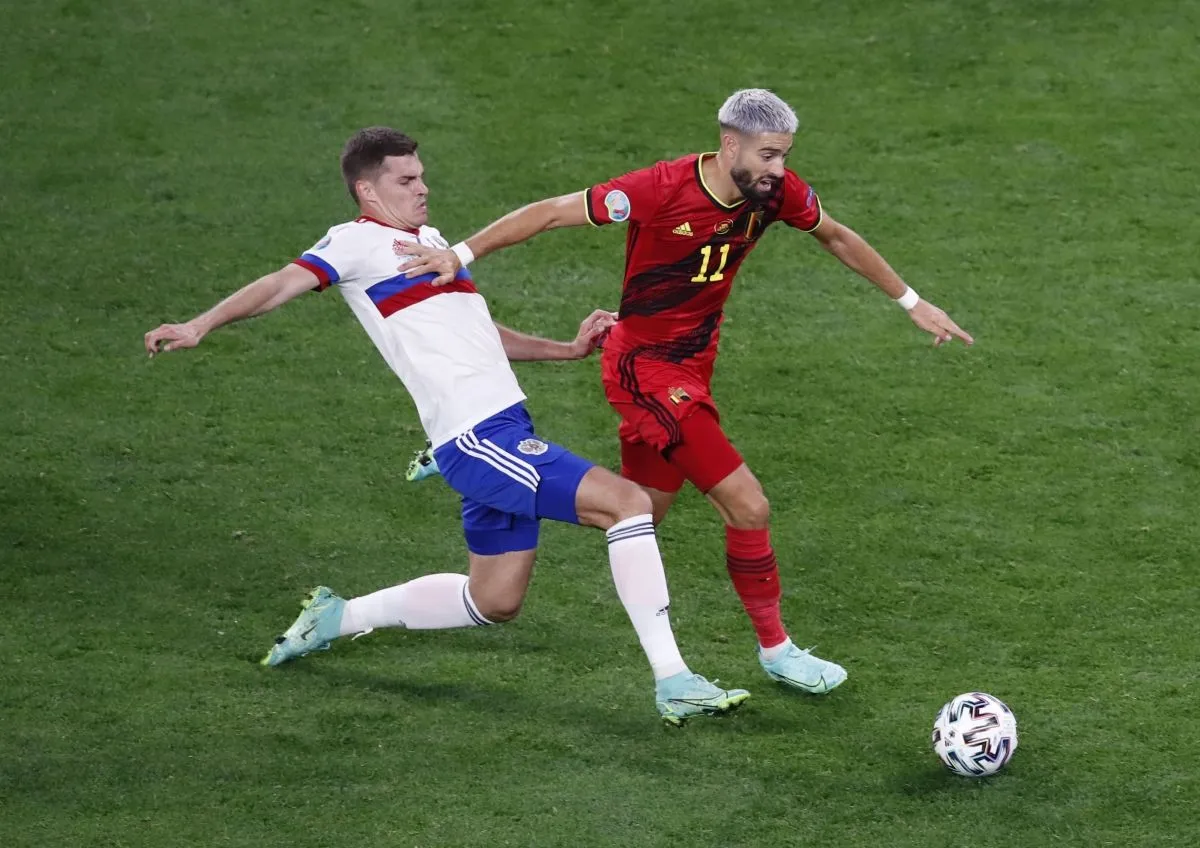 Sân vận động bóng đá đông nghịt khán giả cổ vũ trận đấu tứ kết gay cấn