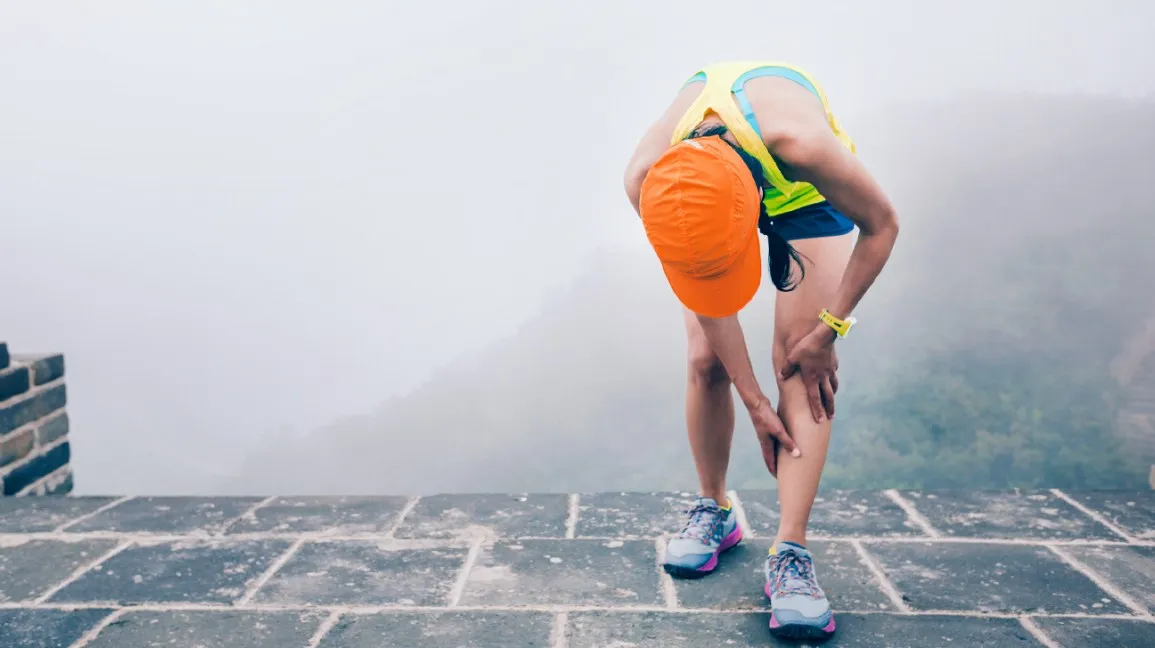 Nữ vận động viên bóng đá sử dụng thuốc xịt giảm đau khẩn cấp cho chấn thương chân