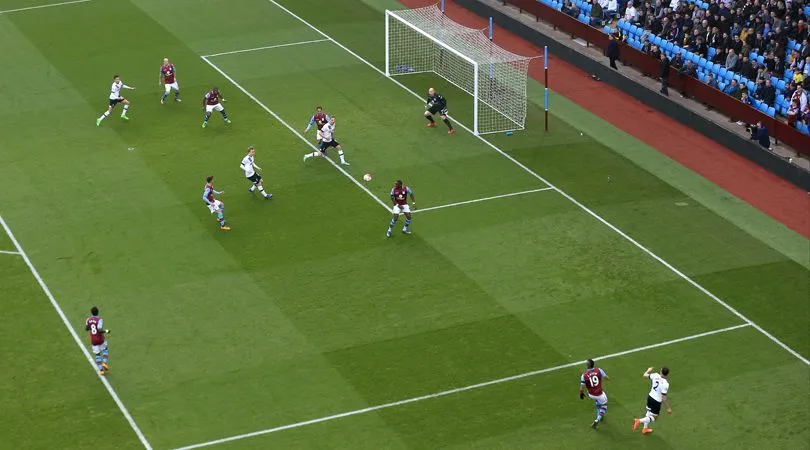 Cầu thủ bóng đá đang thực hiện pha tạt bóng hiểm hóc từ cánh, minh họa tầm quan trọng của kỹ năng crossing trong trận đấu.