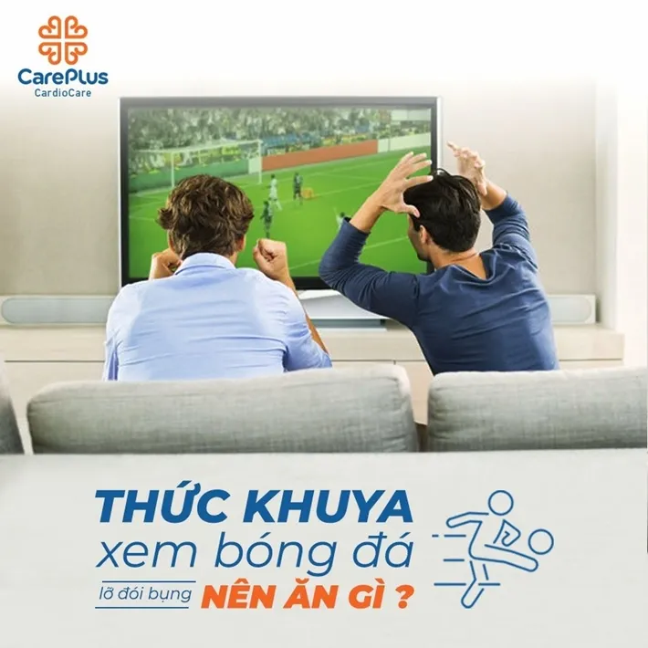 Bữa ăn nhẹ lành mạnh cho người xem bóng đá đêm, bao gồm trái cây, trứng luộc, và các loại hạt giúp bổ sung năng lượng và duy trì sự tỉnh táo.