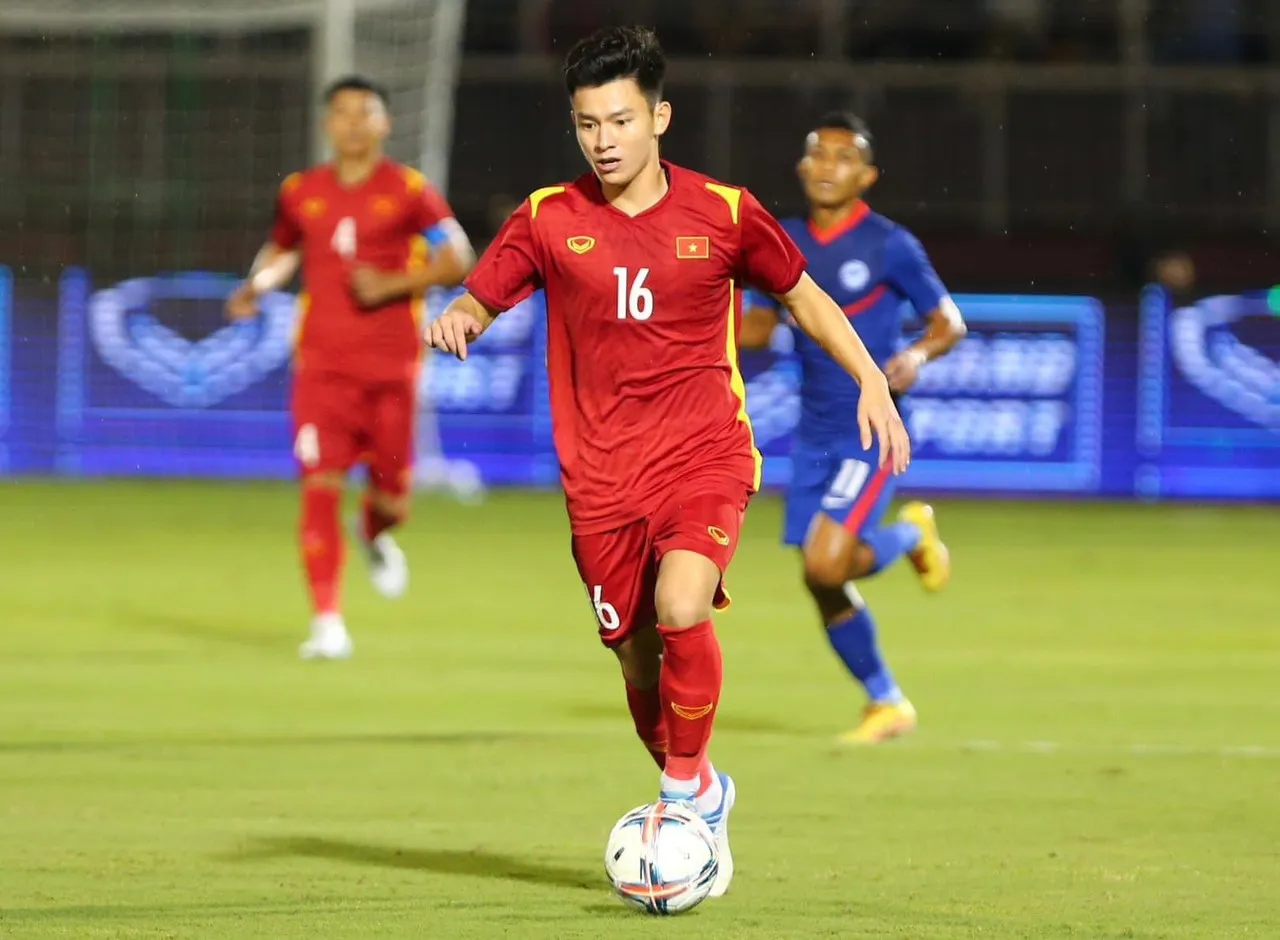 Cầu thủ thực hiện cú sút bóng đầy uy lực, thể hiện khả năng dứt điểm và kỹ thuật cá nhân