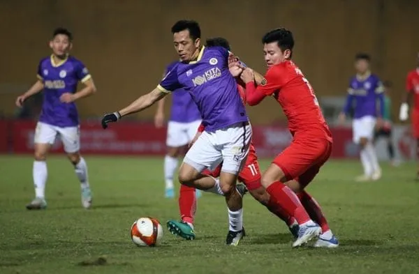 Áo trong bóng đá co giãn từ spandex hỗ trợ vận động linh hoạt của cầu thủ.