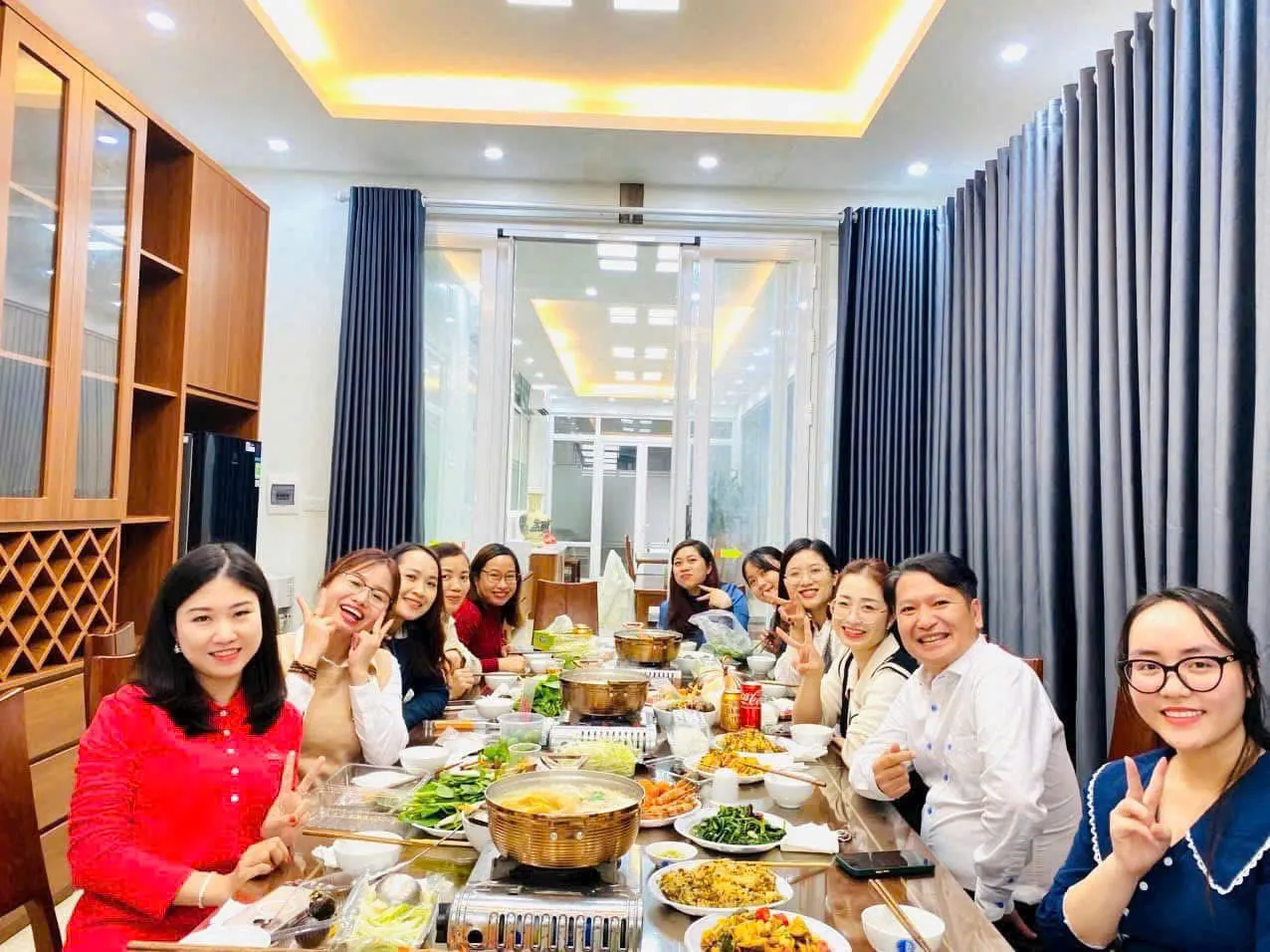 Những người hâm mộ cùng nhau theo dõi diễn biến trận đấu