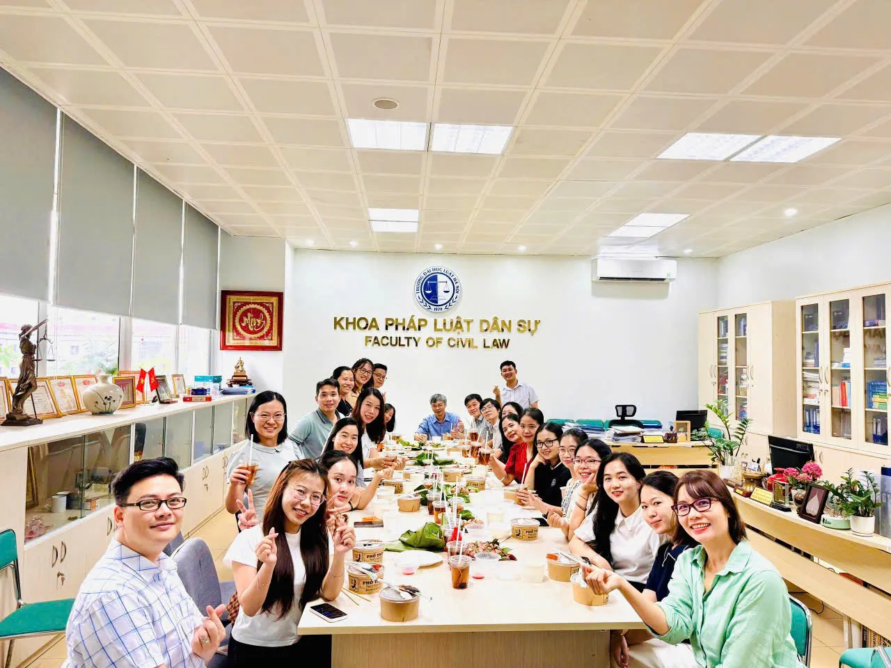 Các thành viên đang xem xét lịch thi đấu và thông tin trận đấu