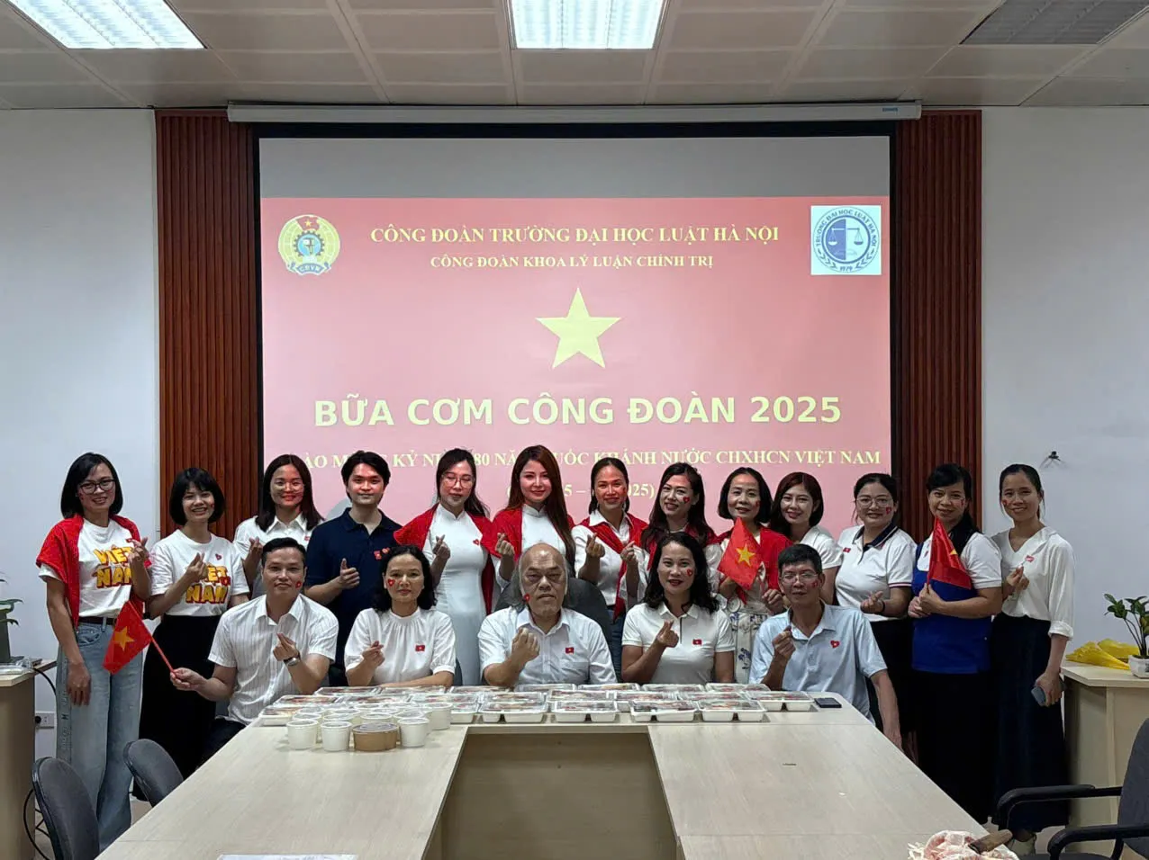 Nhóm chuyên gia đang phân tích dữ liệu và thống kê trước trận đấu