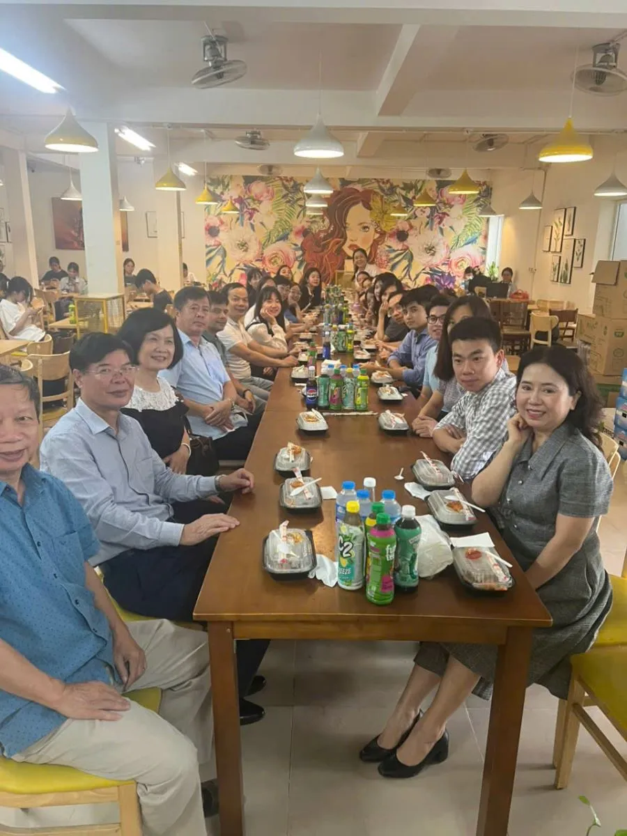 Đội ngũ hỗ trợ đang cung cấp thông tin và giải đáp thắc mắc cho người dùng