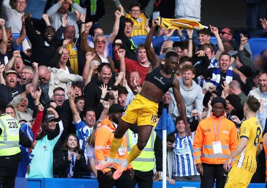 Danny Welbeck ăn mừng cú đúp, minh chứng cho sự hiệu quả khi điều chỉnh sơ đồ chiến thuật trong hiệp 2 để lội ngược dòng